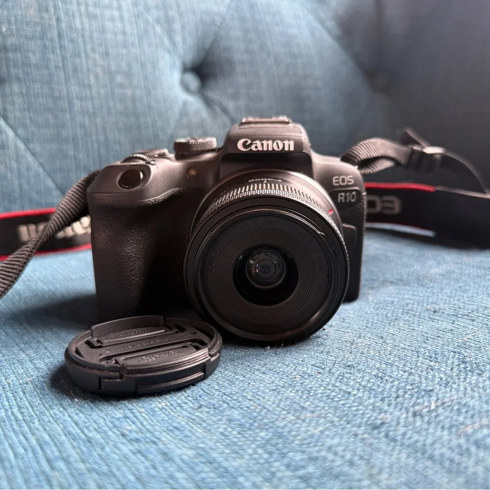 LIKE NEW: Canon EOS R10 Mirrorless Camera with 2 lenses, 18-24mm and 50mm